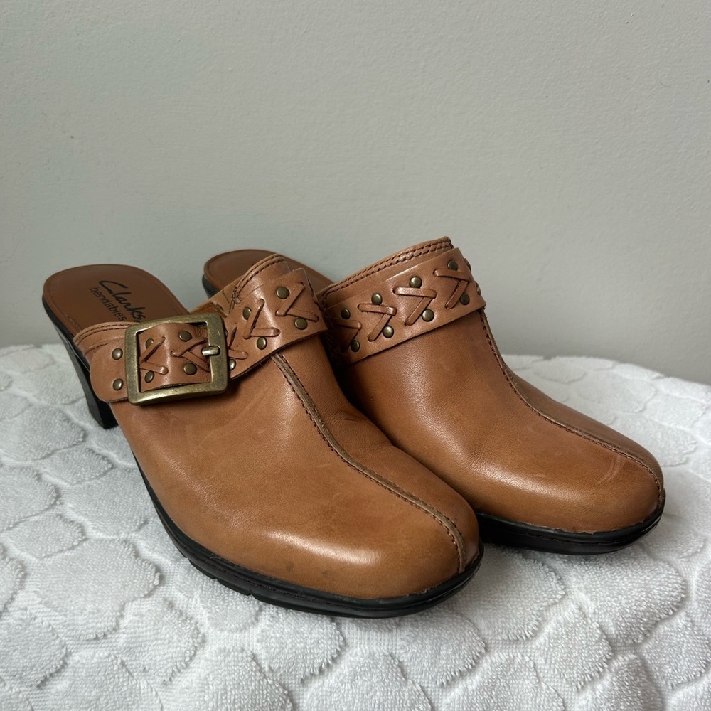 Clarks Bendables tan leather heeled mules buckle straps stud accents Size 9